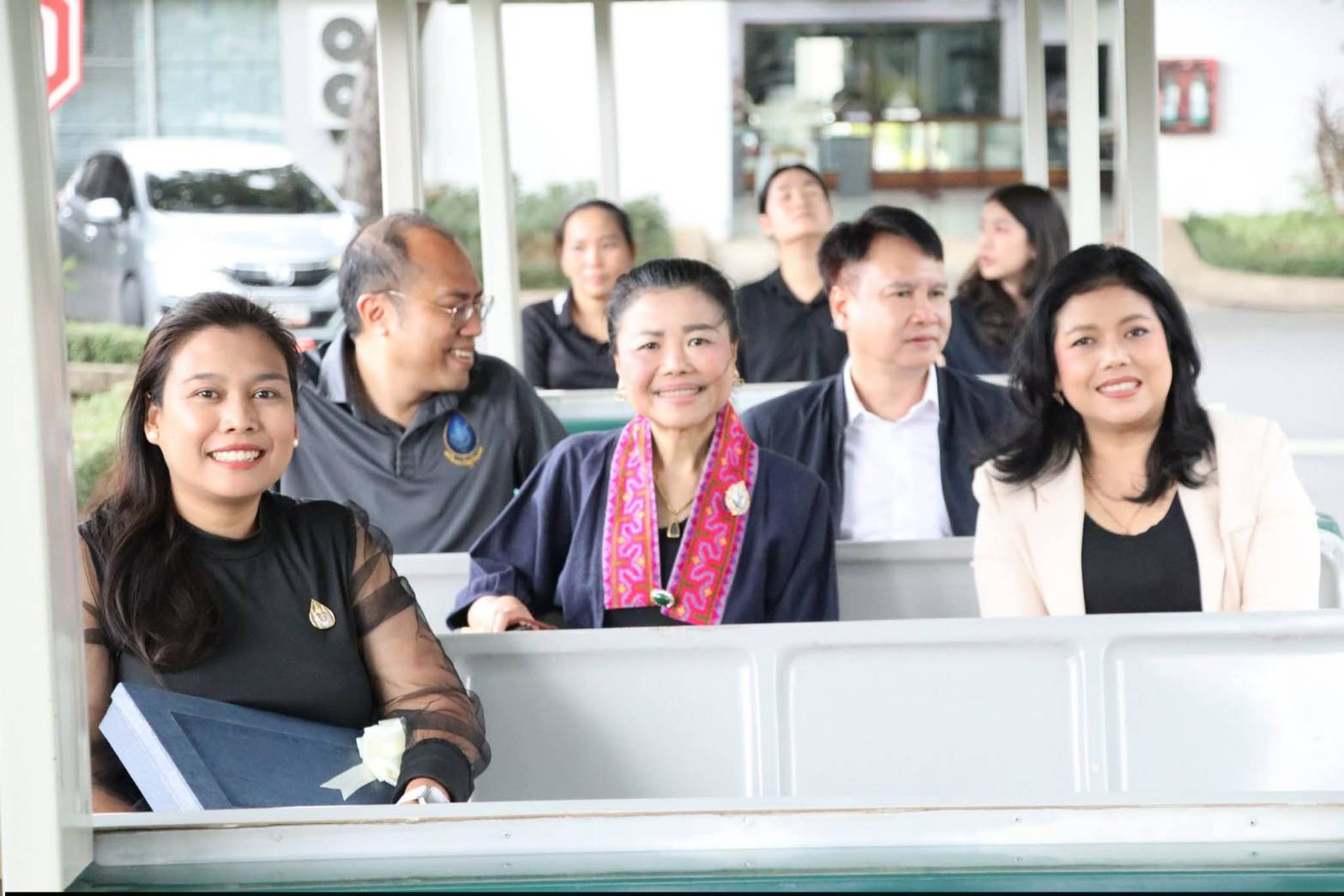 title - ผอ.ศพส. ให้การต้อนรับ รศ.ดร.พรรณี สวนเพลง ผู้อำนวยการศูนย์รวมผู้เชี่ยวชาญทางด้านการท่องเที่ยวเชิงวัฒนธรรมอาหาร และเจ้าหน้าที่ เยี่ยมชมกิจกรรมการดำเนินงานของศูนย์ส่งเสริมและพัฒนาอาชีพเสริมนอกภาคการเกษตร
